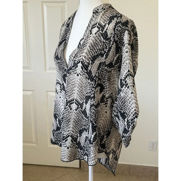 Phanuel Womens Blouse Animal Print Roll Tab Sleeve V-neck Size Medium - Picture 6 of 15